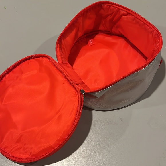 Clinique cosmetic bag designed to resemble the festive starlight peppermint. - Picture 2 of 4